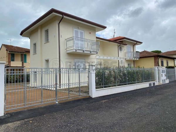 casa indipendente in vendita a Pietrasanta in zona Motrone