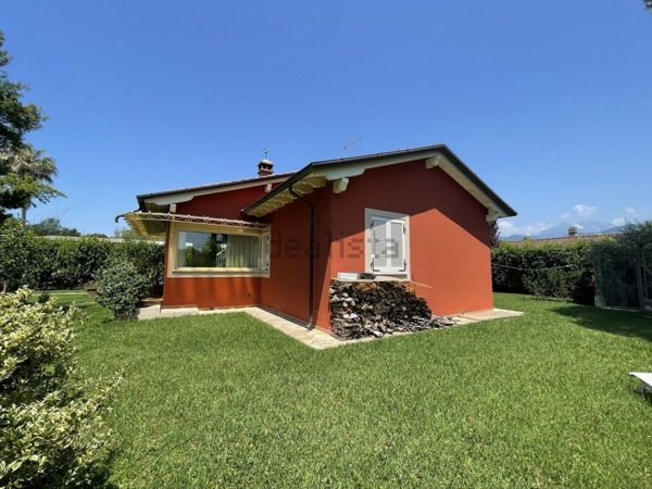 casa indipendente in vendita a Pietrasanta in zona Fiumetto