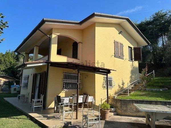 casa indipendente in vendita a Pietrasanta in zona Capezzano