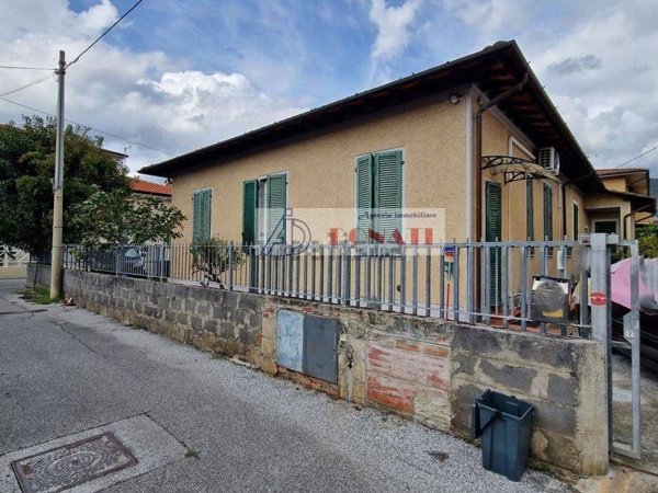 casa indipendente in vendita a Pietrasanta in zona Crociale