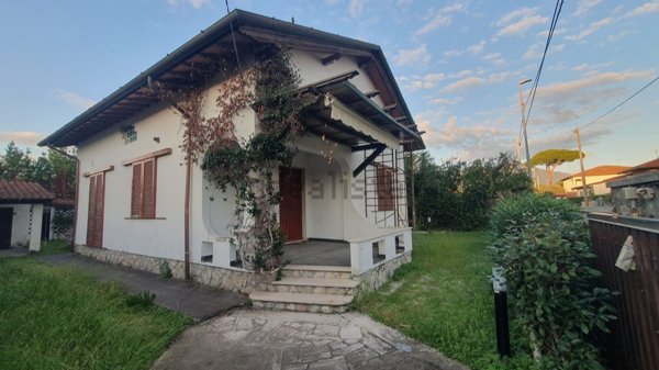 casa indipendente in vendita a Pietrasanta in zona Tonfano