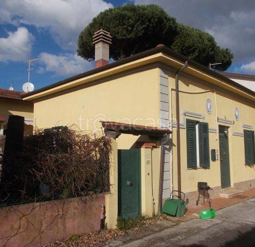 casa indipendente in vendita a Pietrasanta in zona Tonfano