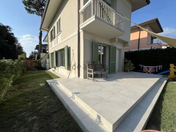 casa indipendente in vendita a Pietrasanta in zona Tonfano