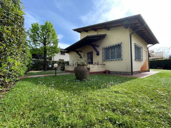 casa indipendente in vendita a Pietrasanta in zona Tonfano