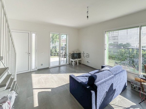 casa indipendente in vendita a Pietrasanta in zona Tonfano