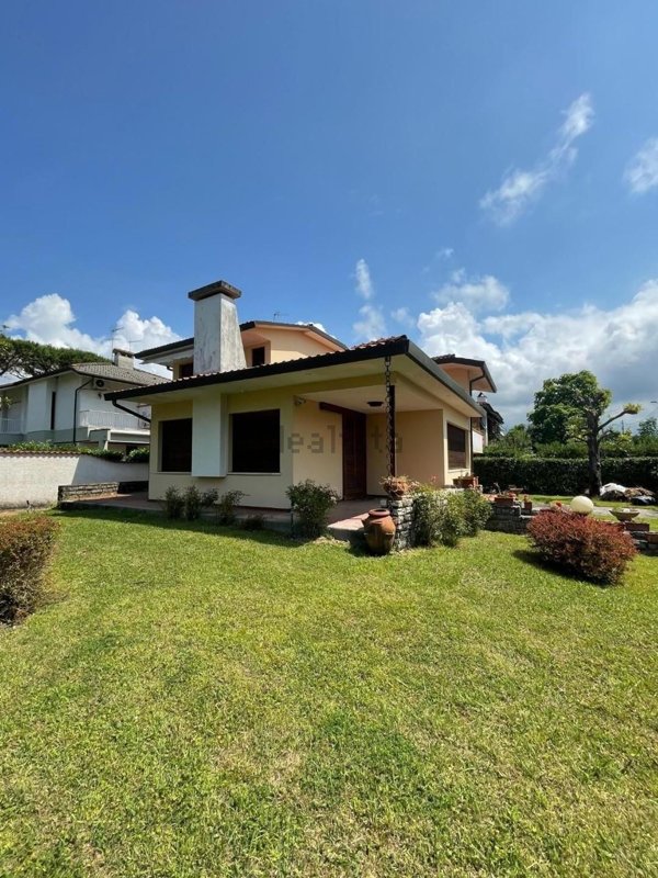 casa indipendente in vendita a Pietrasanta in zona Tonfano