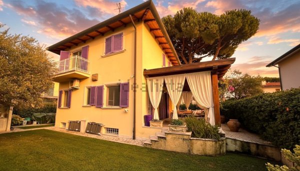 casa indipendente in vendita a Pietrasanta in zona Tonfano