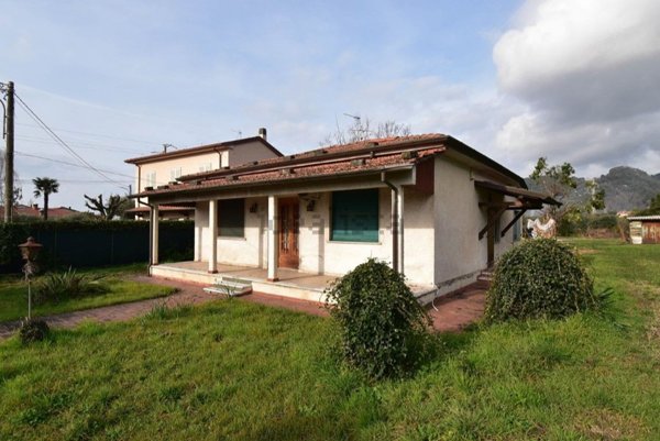 casa indipendente in vendita a Pietrasanta in zona Strettoia