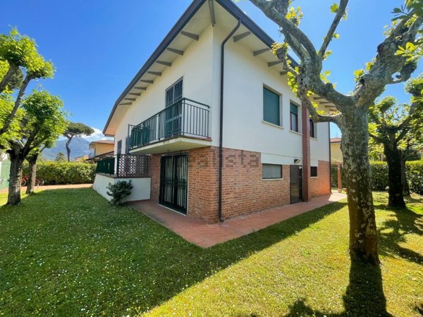 casa indipendente in vendita a Pietrasanta in zona Tonfano