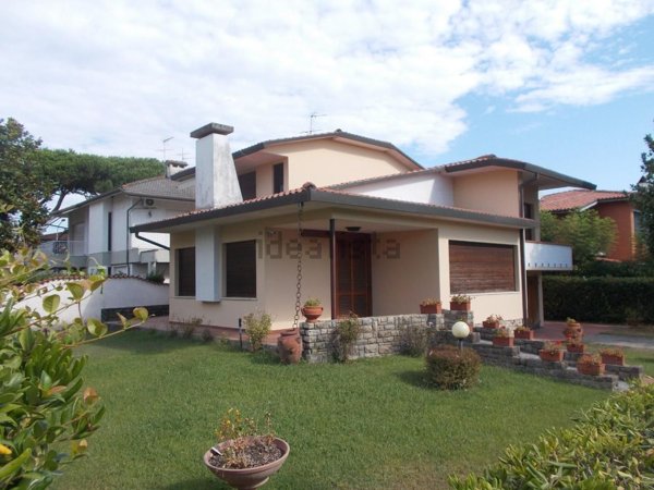 casa indipendente in vendita a Pietrasanta in zona Tonfano