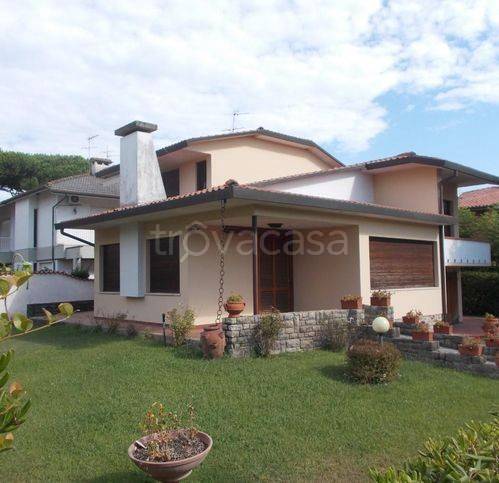 casa indipendente in vendita a Pietrasanta in zona Tonfano