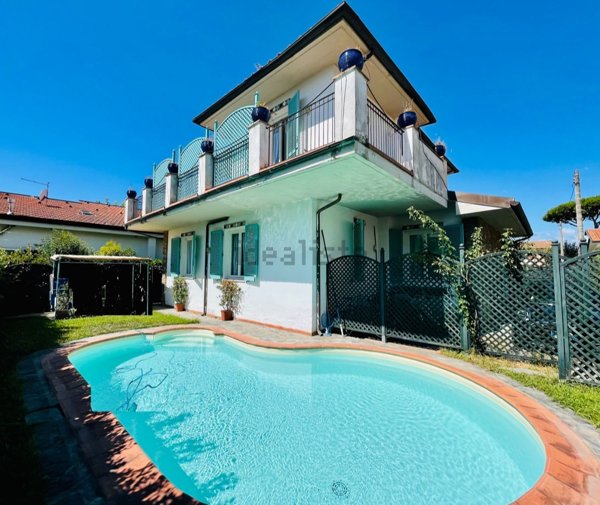 casa indipendente in vendita a Pietrasanta in zona Tonfano