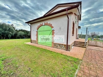 casa indipendente in vendita a Pietrasanta in zona Strettoia