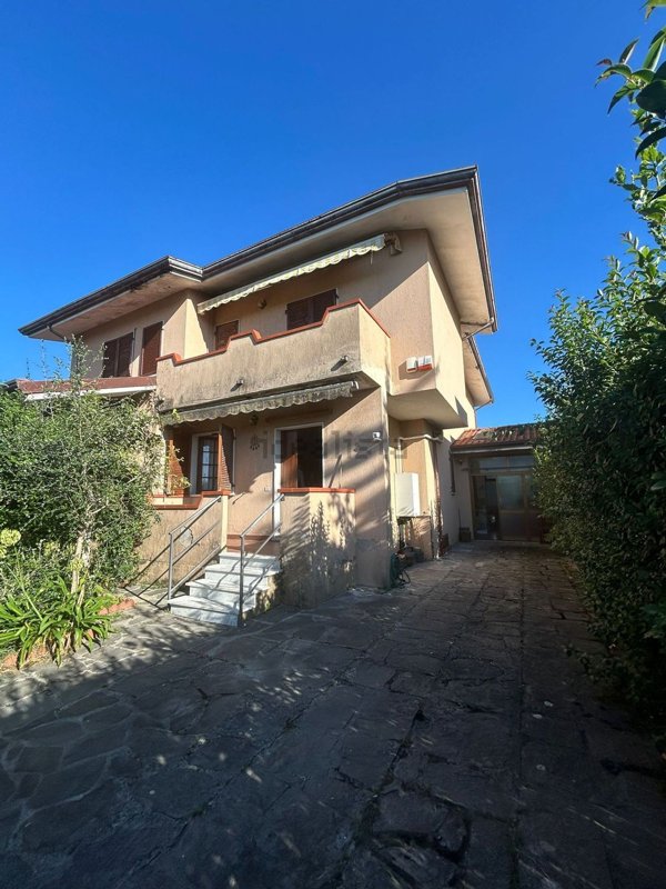 casa indipendente in vendita a Pietrasanta in zona Crociale