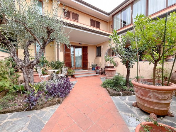 casa indipendente in vendita a Pietrasanta in zona Crociale