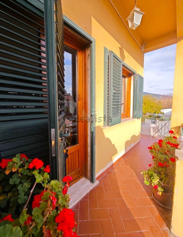casa indipendente in vendita a Pietrasanta in zona Strettoia