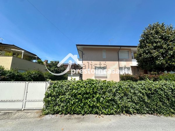 casa indipendente in vendita a Pietrasanta in zona Tonfano