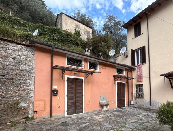 casa indipendente in vendita a Pietrasanta in zona Valdicastello