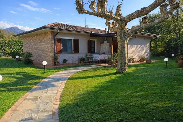 casa indipendente in vendita a Pietrasanta in zona Fiumetto