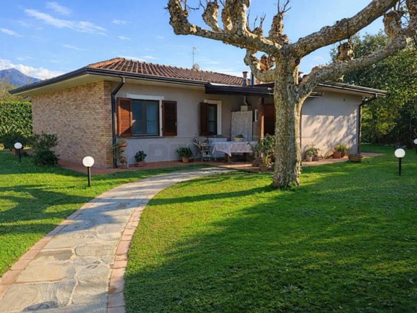 casa indipendente in vendita a Pietrasanta in zona Fiumetto