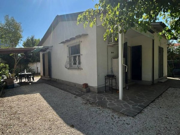 casa indipendente in vendita a Pietrasanta in zona Tonfano