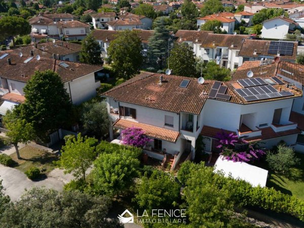 casa indipendente in vendita a Pietrasanta in zona Marina di Pietrasanta