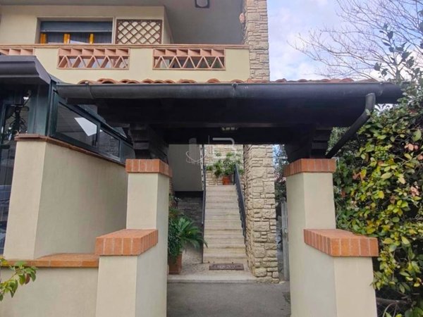 casa indipendente in vendita a Pietrasanta in zona Vallecchia