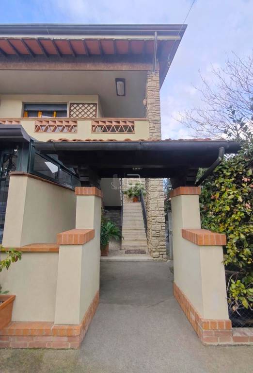 casa indipendente in vendita a Pietrasanta in zona Vallecchia