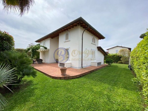 casa indipendente in vendita a Pietrasanta in zona Tonfano