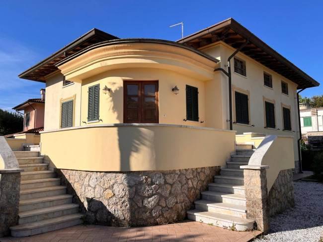 casa indipendente in vendita a Pietrasanta in zona Focette