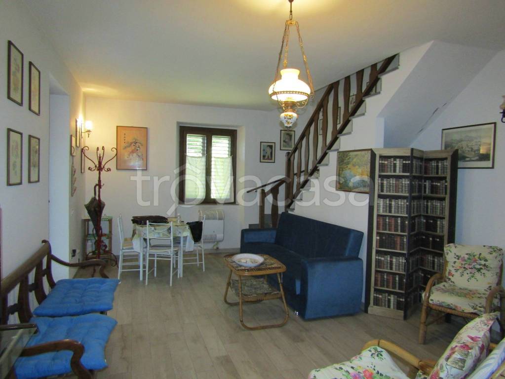 casa indipendente in vendita a Pietrasanta in zona Osterietta