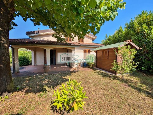 casa indipendente in vendita a Pietrasanta in zona Traversagna
