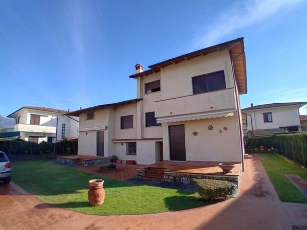 casa indipendente in vendita a Pietrasanta in zona Tonfano