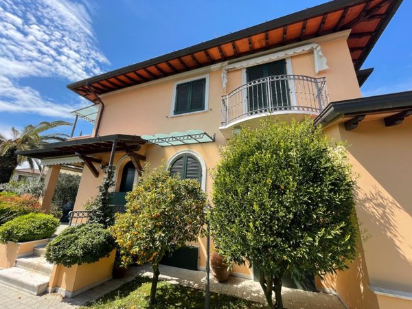 casa indipendente in vendita a Pietrasanta in zona Tonfano