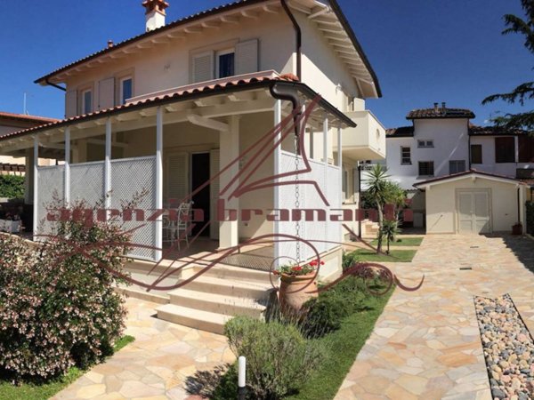 casa indipendente in vendita a Pietrasanta in zona Tonfano