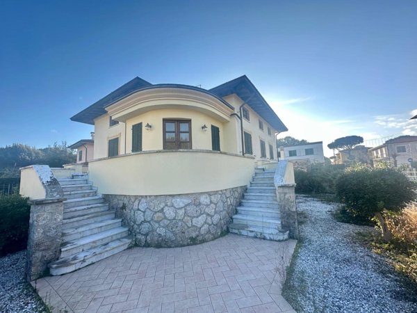 casa indipendente in vendita a Pietrasanta in zona Marina di Pietrasanta