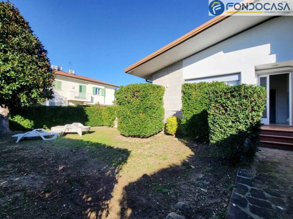 casa indipendente in vendita a Pietrasanta in zona Vignone