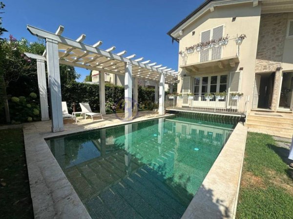 casa indipendente in vendita a Pietrasanta in zona Fiumetto