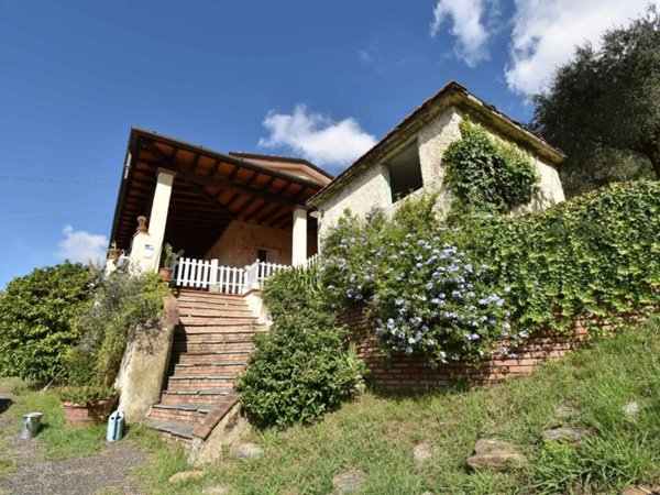 casa indipendente in vendita a Pietrasanta in zona Strettoia