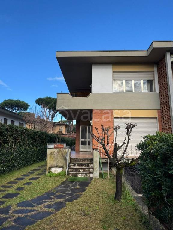 casa indipendente in vendita a Pietrasanta in zona Tonfano