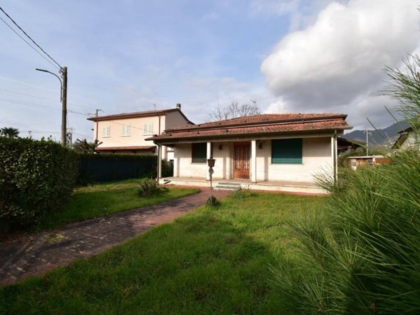 casa indipendente in vendita a Pietrasanta in zona Strettoia