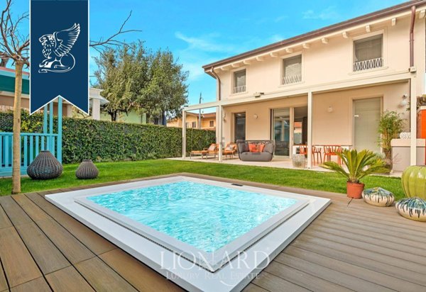 casa indipendente in vendita a Pietrasanta in zona Tonfano