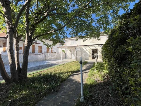 casa indipendente in vendita a Pietrasanta in zona Tonfano