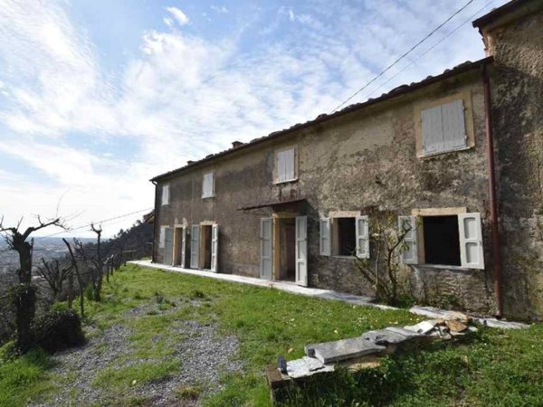 casa indipendente in vendita a Pietrasanta in zona Strettoia