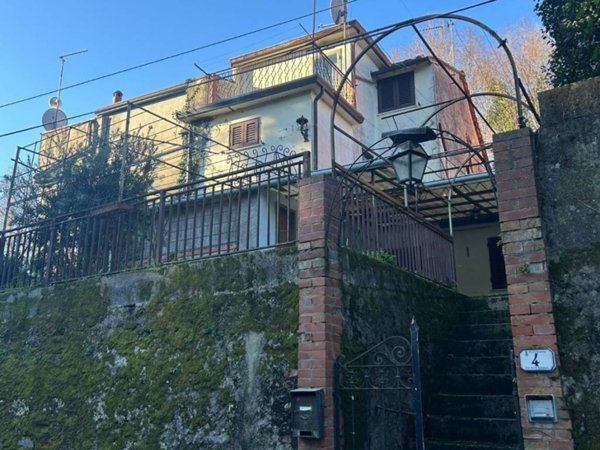 casa indipendente in vendita a Pietrasanta in zona Capriglia