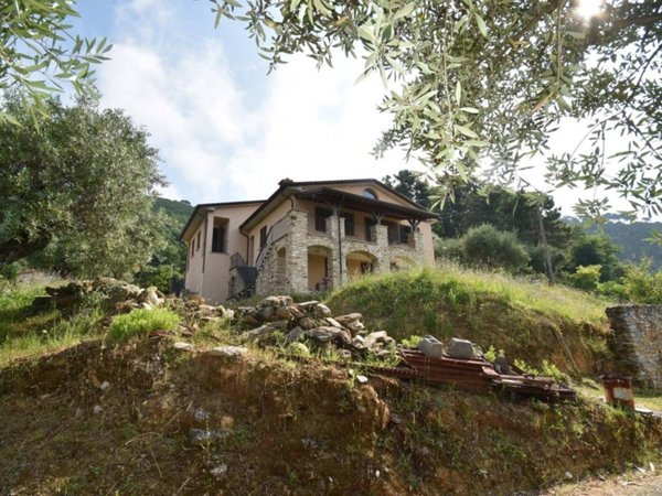 casa indipendente in vendita a Pietrasanta in zona Strettoia