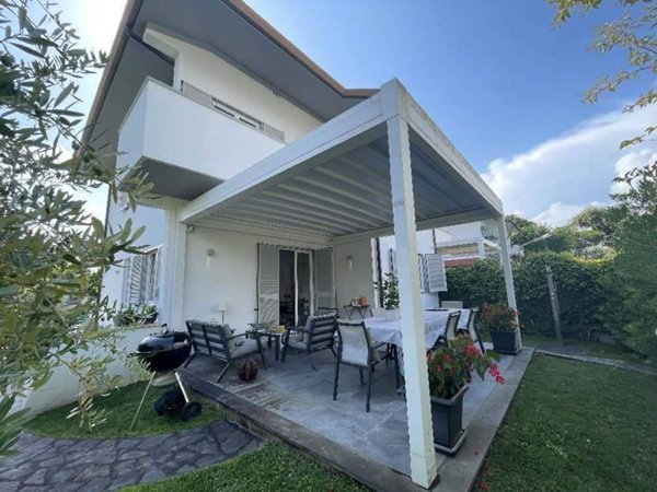 casa indipendente in vendita a Pietrasanta in zona Vignone