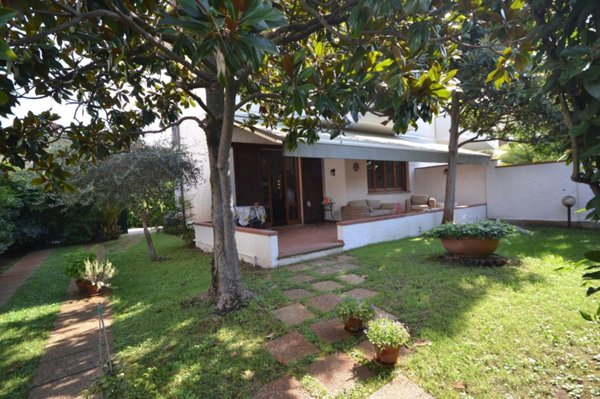 casa indipendente in vendita a Pietrasanta in zona Tonfano