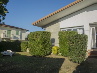 casa indipendente in vendita a Pietrasanta in zona Tonfano