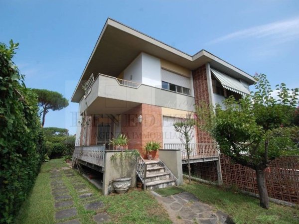 casa indipendente in vendita a Pietrasanta in zona Tonfano